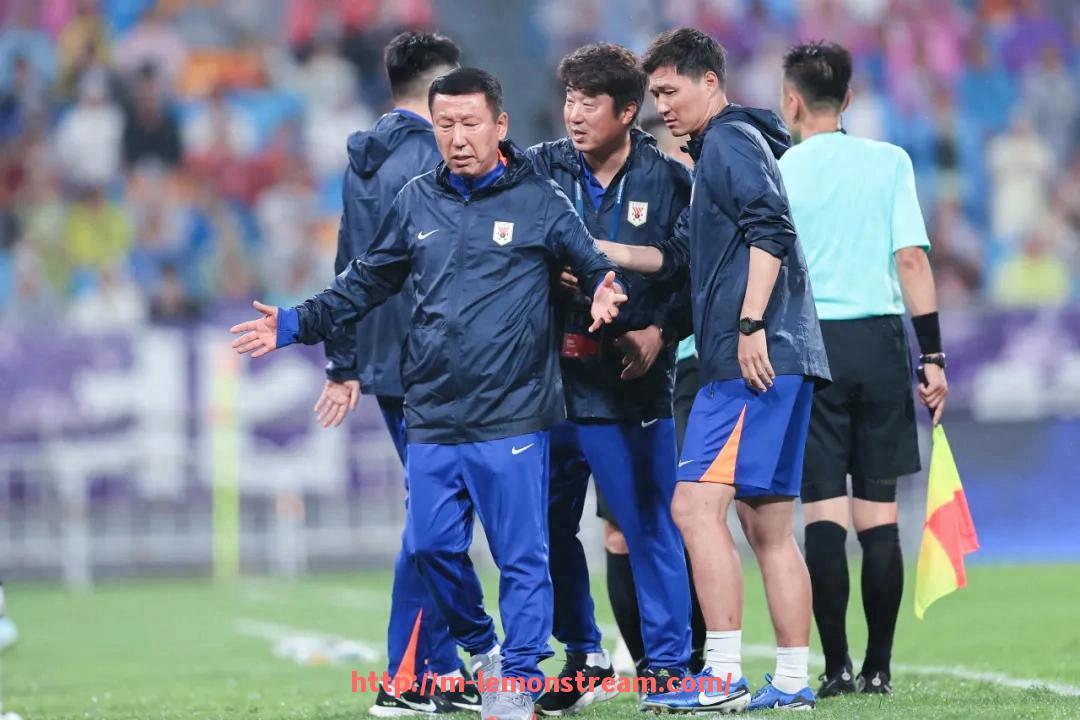 柠檬体育直播-CBA能穿足球袜吗现在:CBA比赛中是否允许穿足球袜?